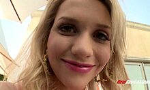 Mia Malkova v POV ukazuje dokonalý velký zadek při šukání