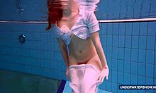 Вау, потрясающая волосатая Маркета устраивает подводное шоу в бассейне. Не верю глазам с этой 18+ тинейджеркой!