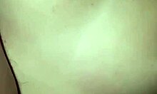 Hijastra despierta para recibir chorros de semen en su cosita apretada, wow!