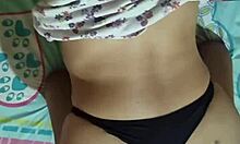 Hijastra despierta para recibir chorros de semen en su cosita apretada, wow!