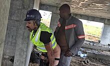 يا إلهي، هؤلاء العمال ينكون بدون واقي في العلن بعد خروج الجميع!