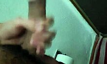 Хватаю свою похотливую мачеху, пока она купается, бисексуальную MILF