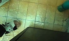 Kaappaan kuumottavan äitipuoleni kylpyhuoneessa biseksuaali milf