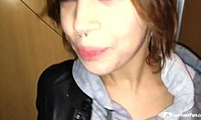 ¡Guau, la hijastra kinky quiere que la empalen duro en perrito creampie al aire libre!