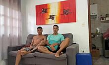 Fiz Sexo Com O Meu Amigo Dotado Na Sala De Estar