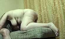 ¡Wow madrastra tetona con caderas anchas chupa polla y anal!