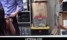 Трябва да се чукам с офицера, за да се прибера у дома, Sophia Leone тук