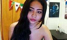 hermosa jovencita chatting on webcam 😊