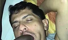 الفتى الأسود من المنطقة الغربية يدفع زبه العملاق في فمي للقذف!