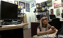 Realistična scena jebanja s požrešno kurbo, ki vzame grob kurac