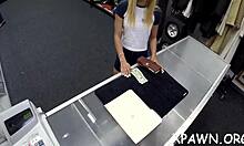 Realitní šukací scéna s nadrženou kurvou beroucí drsný kokot