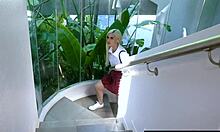 فانيسا كيج تمتص اللحم الشاب بينما ألي نيكول تشاهد.