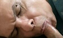 Chupando E Tomando O Leite Do Entregador