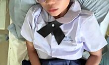 Френски турист чука 18-годишна тайландска студентка в униформа