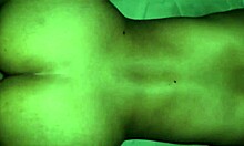 Morena houdt ervan naakt te zijn in haar kamer, geile stiefbroer sluipt binnen en neukt haar diep doggystyle