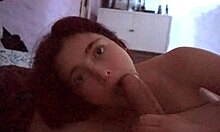 صديقة لاتينية لينا ريكا تبتلع قضيب عملاق بعمق في مشهد منزلي للوجه حتى القذف في الفم