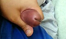 Jen masturbuju při sledování syrového amatérského gay BJ