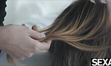 Smukke lesbiske spiser fisse til orgasme i hot 69!