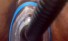 巨大假阳具把那湿润的阴户拉伸到极限，在业余独奏中