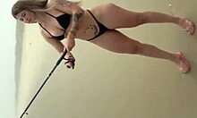 Блондинка сосёт член на рыбалке на пляже