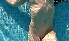 Nicole Pearl secoue son cul excitée dans la piscine