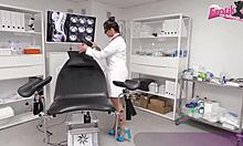 Hässlicher Patient Mann Bekommt Blowjob von Deutscher Frau Doctor in Hospital Roleplay
