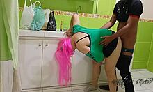 Accidentalmente Se Folla Al Chico De La Tienda Mientras Su Esposo No Esta En Casa Este Repartidor Que Suerte Tiene De Follarse A Esta Tremenda Mujer Con Ese Gran Culo Y Chupa Muy Bien Toda La Polla