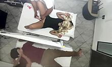 Video Grabación Real Como El Masajista Tiene Sexo Con La Mujer Al Lado De Su Marido