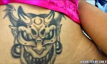 젊은 18세 아시안 귀요미가 늙은 유럽남한테 란제리 커플 씬에서 박혀. 작은 허리와 예쁜 젖 가진 베이비가 1대1 섹스 즐겨.