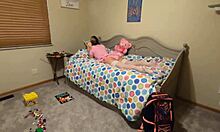 작은 의붓딸의 좁은 보지가 의붓아빠 정액으로 채워져요