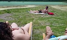 Вуайерист дрочит на пляже, пока я трогаю себя на публике