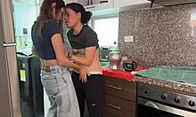 soy la amante de su esposo, consolando a mi amiga con sexo lésbico caliente