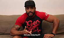 Modelo fazendo teste do sofá pra emprego, com tattoo e cum