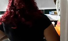 Interrumpo A La Se�ora Del Servicio Mientras Lava Los Platos Para Que Chupe Mi Polla