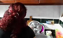 Interrumpo A La Se�ora Del Servicio Mientras Lava Los Platos Para Que Chupe Mi Polla