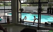 Dve vroči Latinaski upognjeni za pesji triček z očijem. Najstnice pogoltnejo obrazne