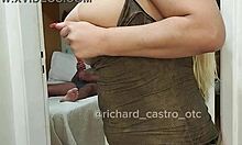 Fui pego pela titia Suzie Slut me masturbando, e ela não resistiu, acabei fudendo ela