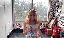 fui tomar café e meu padrasto queria algo mais. ele não tira os olhos de mim.