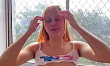 fui tomar café e meu padrasto queria algo mais. ele não tira os olhos de mim.