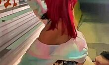 desnuda en la calle y en casa de amigos