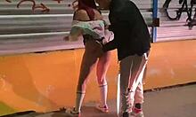 desnuda en la calle y en casa de amigos