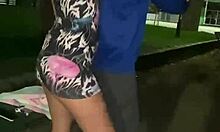 desnuda en la calle y en casa de amigos