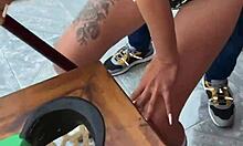 desnuda en la calle y en casa de amigos