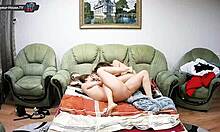 ฉันเป็นส่วนหนึ่งของคู่เลสเบียนหนุ่มสาว 18+ มวยปล้ำเปลือยและเลียหัวนมก้นกัน