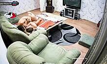 Jestem częścią tej młodej 18+ lesbijskiej pary, walczymy nago i liżemy sobie cycki i dupy