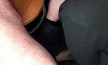 Mi succhia il cazzo di nascosto e ingoia tutto e io godo come una bestia