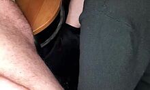 Mi succhia il cazzo di nascosto e ingoia tutto e io godo come una bestia