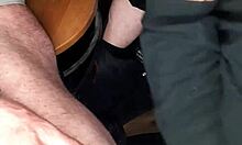 Mi succhia il cazzo di nascosto e ingoia tutto e io godo come una bestia