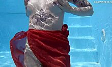 Бассейн разгорелся с Мими Чика в сексуальном наряде, ой