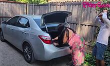 Мачеха-кугар соблазняет молодого 18+ парня в машине на улице! 🔥